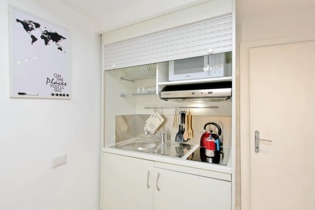 Ych-Confortevole Suite Al Colosseo Rome Bagian luar foto