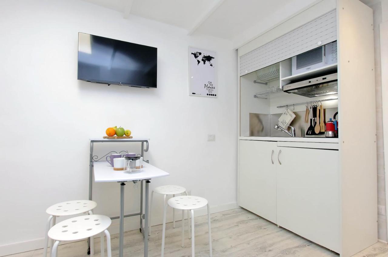 Ych-Confortevole Suite Al Colosseo Rome Bagian luar foto