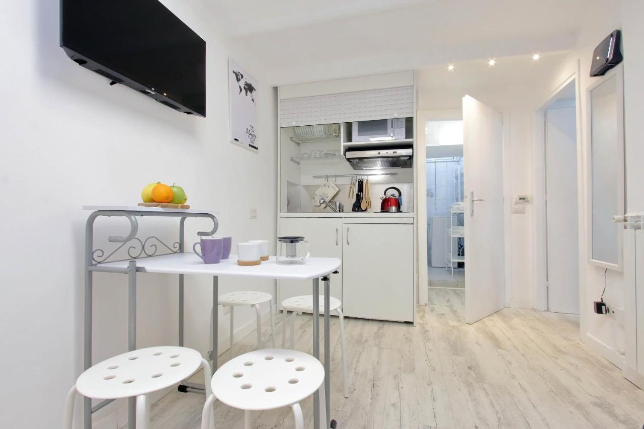 Ych-Confortevole Suite Al Colosseo Rome Bagian luar foto